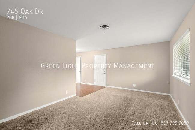 Building Photo - 745 Oak Dr