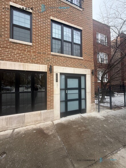 Building Photo - 2065 W Lawrence Ave