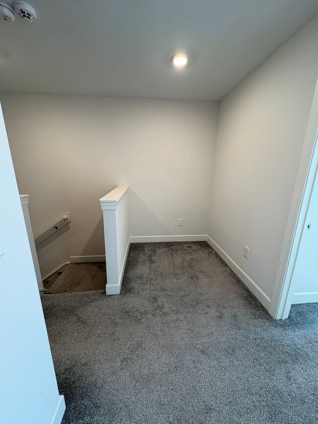 Building Photo - 3 Bedroom 2.5 Bath Townhome is the Madison Park area!!! $250 off the 1st Full Month's Rent!!!