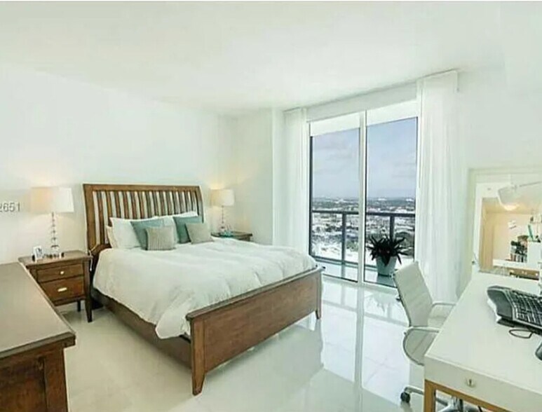 Spacious master room. - 1900 N Bayshore Dr