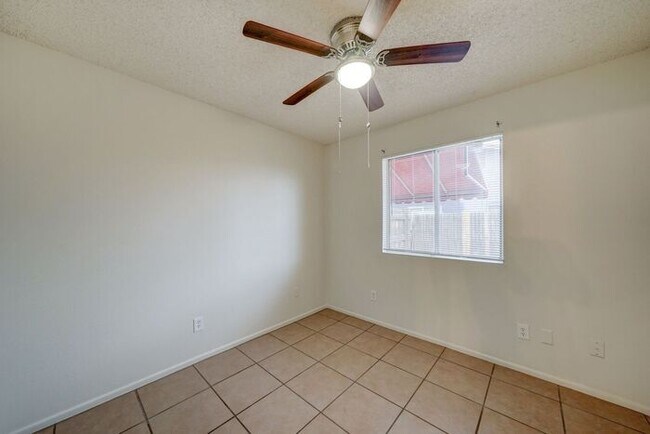 Building Photo - READY TO TOUR NOW! Adorable 2 Bath 1 Bed Home in Glendale