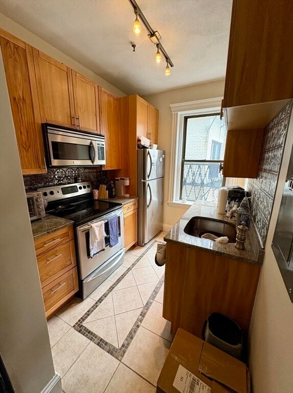 Building Photo - 61 Park Dr