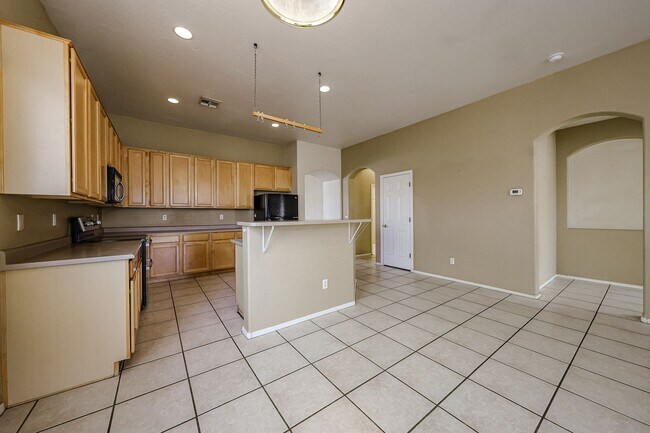 Building Photo - Charming 4BD, 2BA home in Chandler!