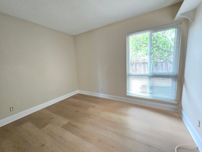 Building Photo - Henderson