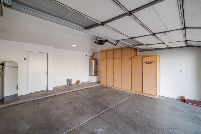 Building Photo - 1657 E Anastasia St