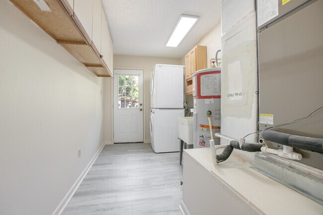 Building Photo - 5735 Fox Hollow Rd