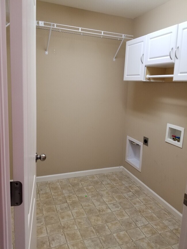 Building Photo - 9816 Thunderbolt Way