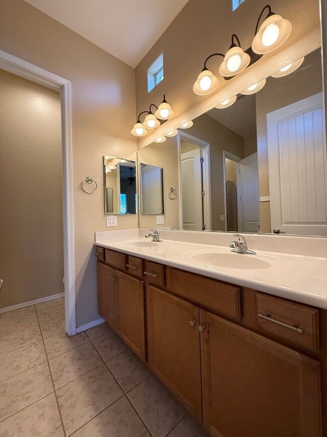 Building Photo - Two Bedroom + Office in Quailwood