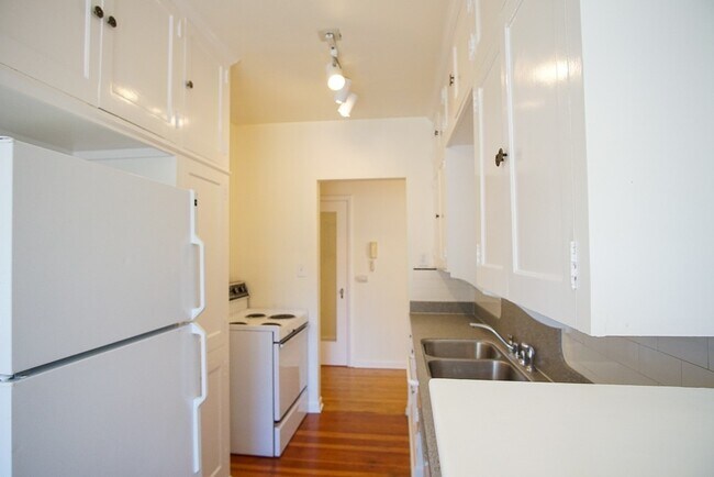 Building Photo - Fabulous 1Bdr on Mississippi Ready Late No...