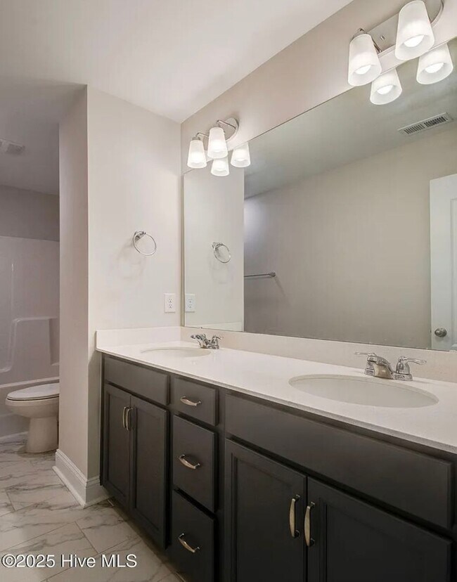 Building Photo - Single Family Home in Desirable Neighborhood