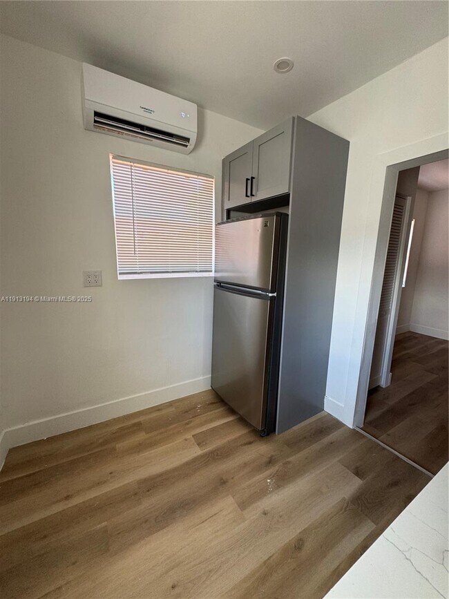 Building Photo - 4028 SW 11th St