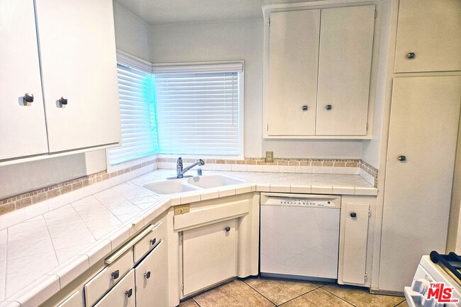 Building Photo - 9966 Glencrest Cir