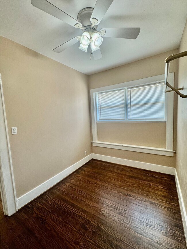 Building Photo - 605 W Saulnier St