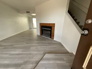Building Photo - Townhome - newly remodeled kitchen - priva...