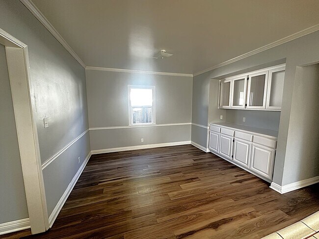 Building Photo - Spacious 4-Bed, 2-Bath Home with Garage an...