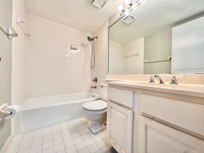 Building Photo - 8805 Lateen Ln