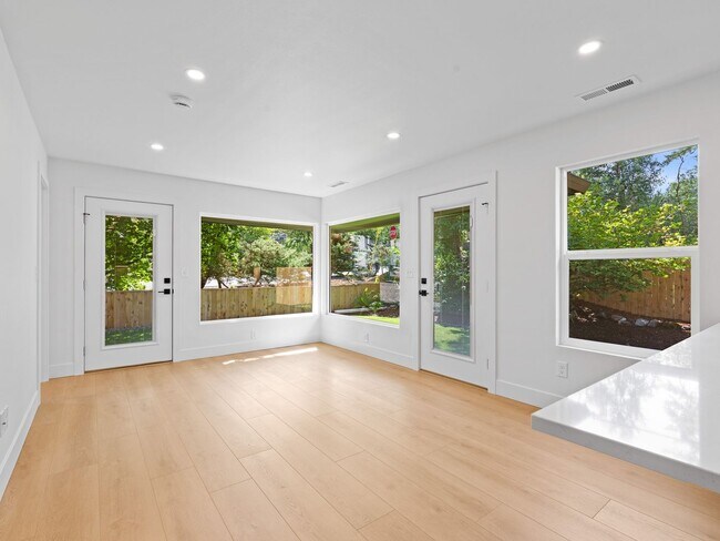 Building Photo - Light-Filled, Fully Remodeled 2?Bed / 1?Ba...