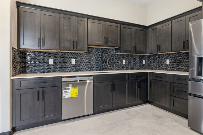 Building Photo - 208 Silverleaf Rd