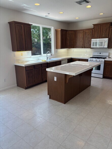 Building Photo - 1833 Elston Cir