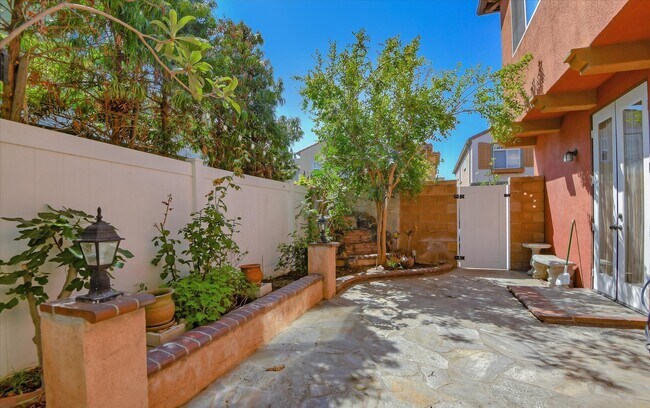 Private Patio - 2835 Maricopa St