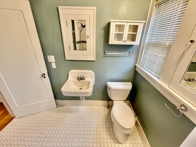 Building Photo - Rare Find, Large 3bd/2bathroom (w/ Bonus Rooms) House Near Rose City Golf Course