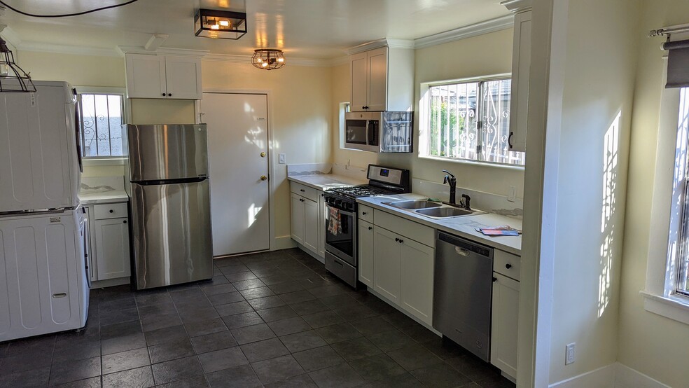 Kitchen - 2852 S Palm Grove Ave