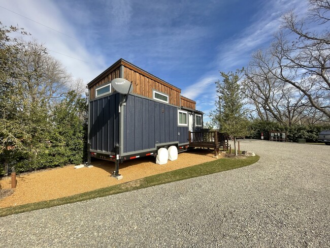 Move in ready with all appliances - 931 Pecan Point Ln