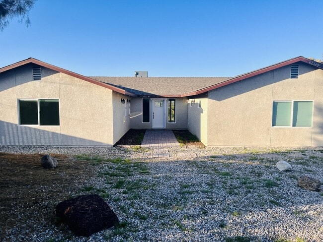 Building Photo - Gorgeous 3 bd, 2.5 ba on 1 acre