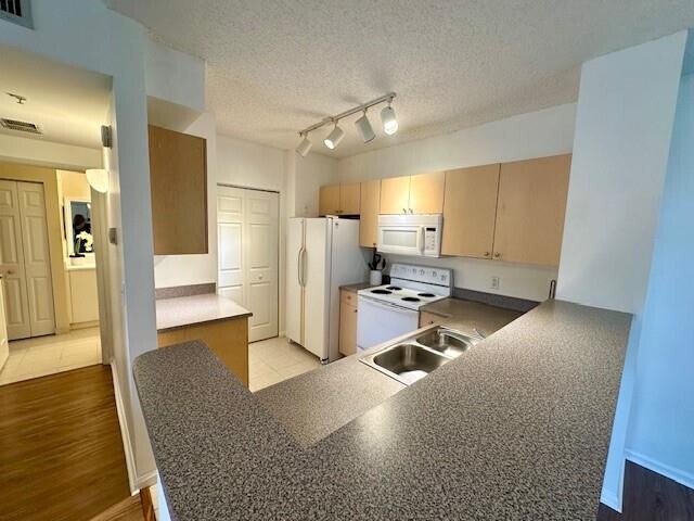 Building Photo - 7980 N Nob Hill Rd