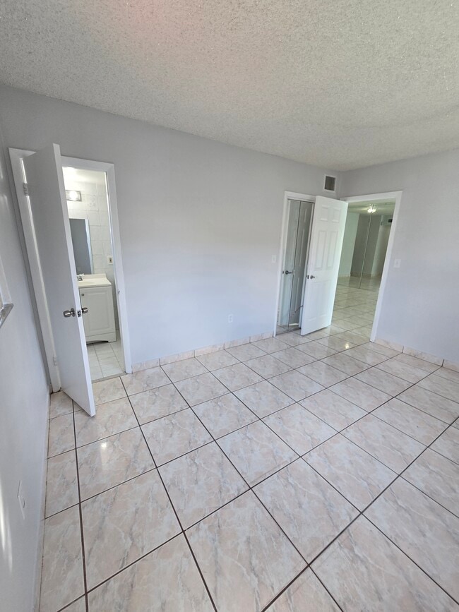 Building Photo - 120 ROYAL PALM Rd