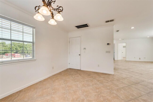 Building Photo - 633 Rose Garden Dr