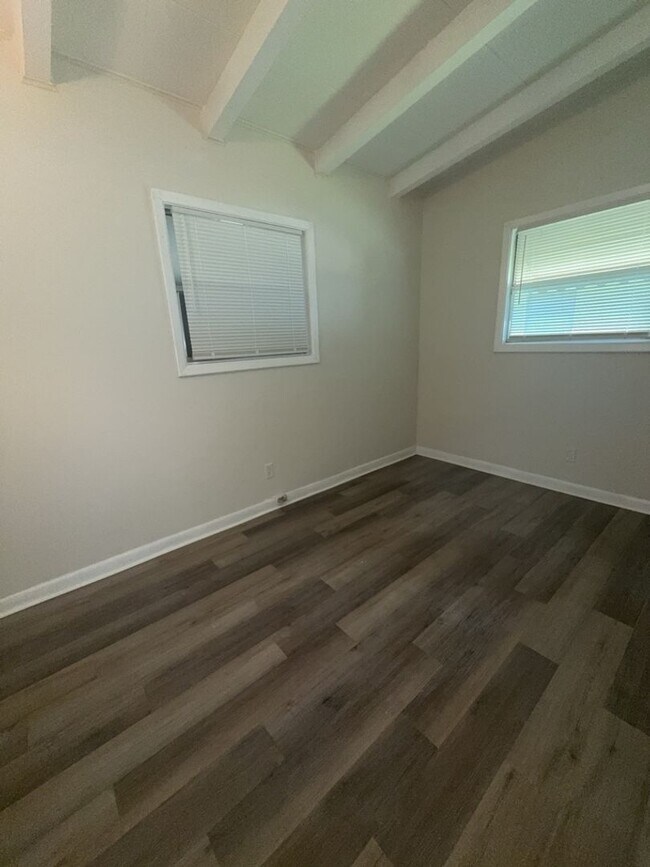 Building Photo - 2119 Lamore Dr