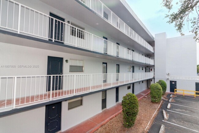 Building Photo - 447 NE 195th St