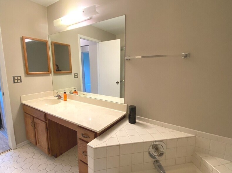 Building Photo - 202 E Fabish Dr