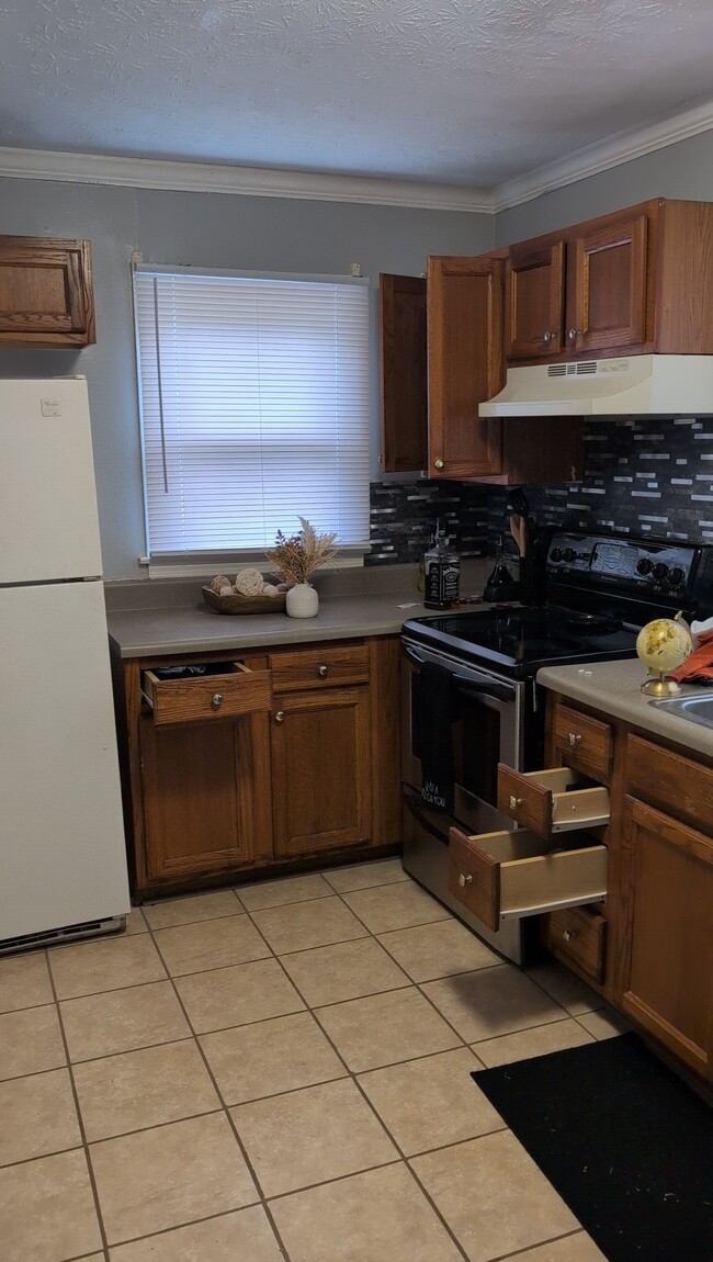 Kitchen - 341 Fern St