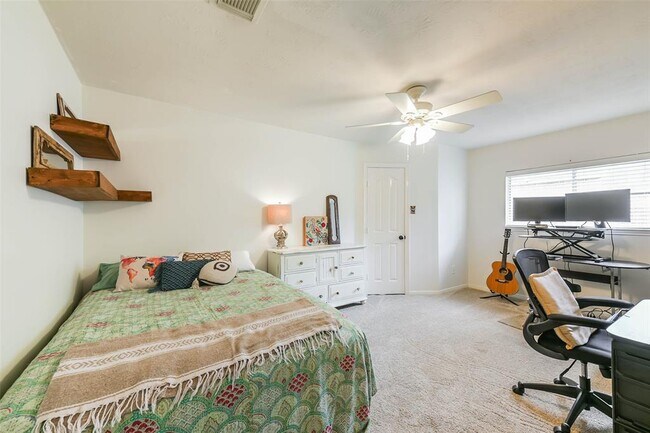 Building Photo - 501 Pine Bluff Dr