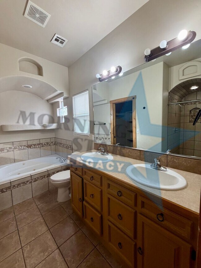 Building Photo - 3008 Escenico Ct