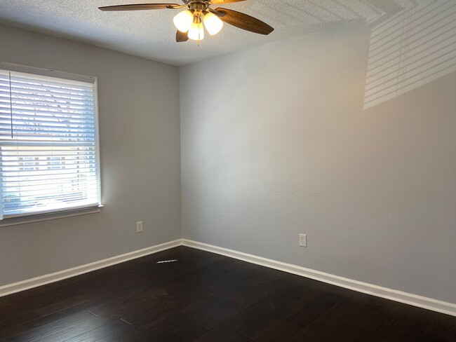 Building Photo - 3 Bedroom, 2.5 Bathroom Townhouse in Green...