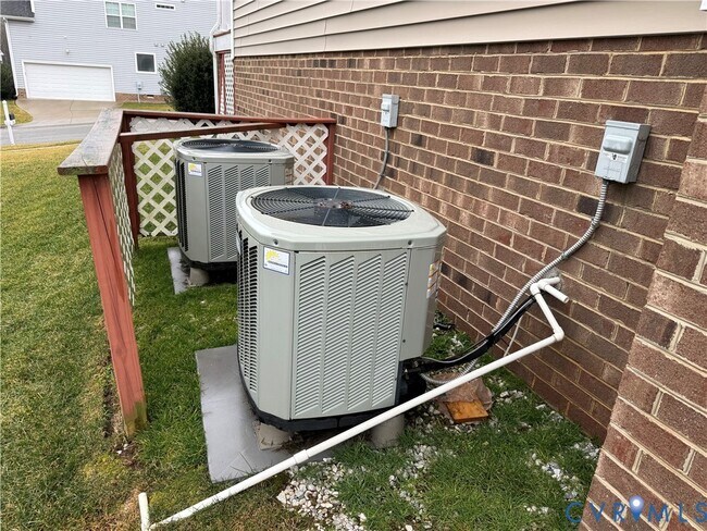 Building Photo - 512 Paddle Creek Dr