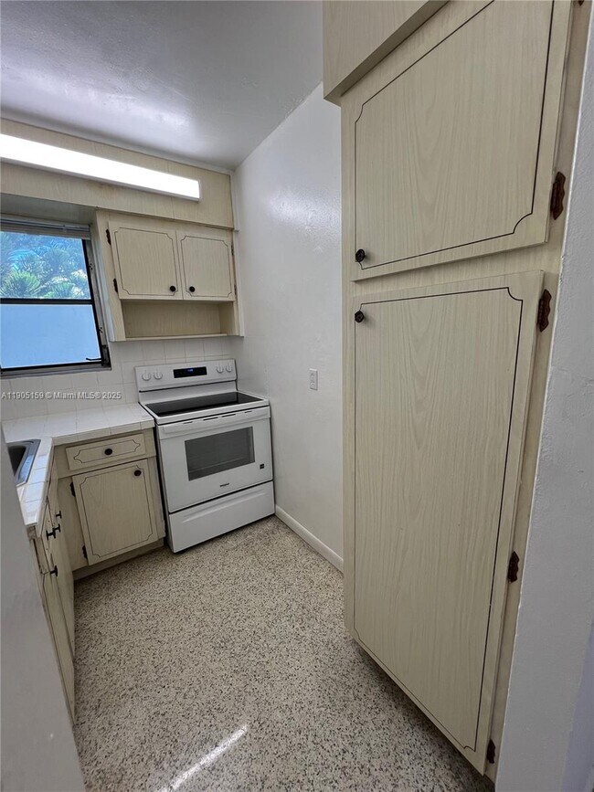 Building Photo - 675 SW 7th Ave