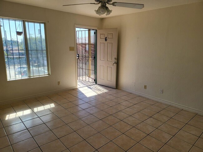 Building Photo - 2704 E Kearney St