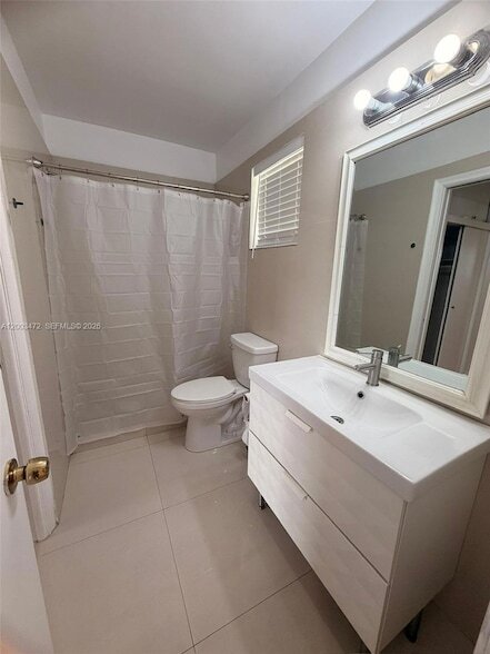 Building Photo - 20200 NE 27th Ct