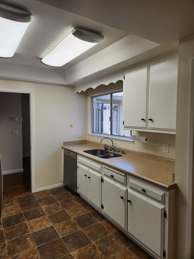 Building Photo - Very nice 2 Bd, 2 Bath Triplex w/yard in OAKMONT - Oakmont is a senior community.