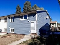 Building Photo - 4 Bed/ 2 Bath Townhome!
