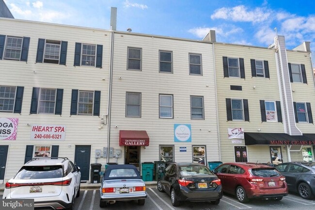Building Photo - 402 Main St
