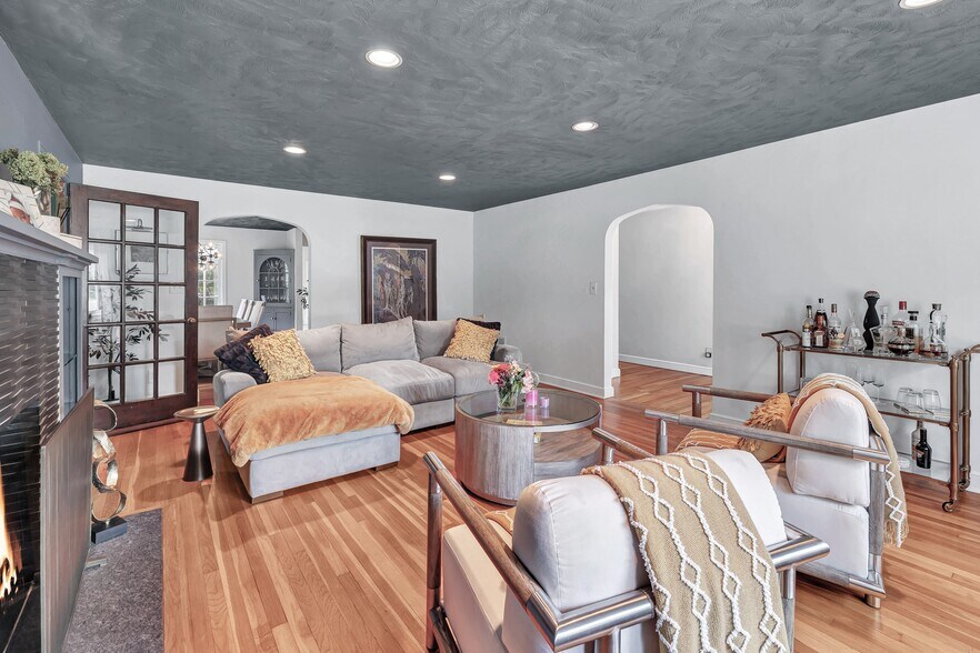 Building Photo - 26 Pearsall Pl