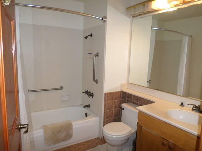 Building Photo - The Boardwalk in La Jolla 2 bdr 2 bath 3 floor!