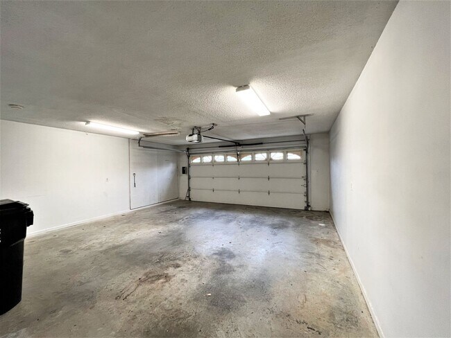 Building Photo - 720 Landing Ln