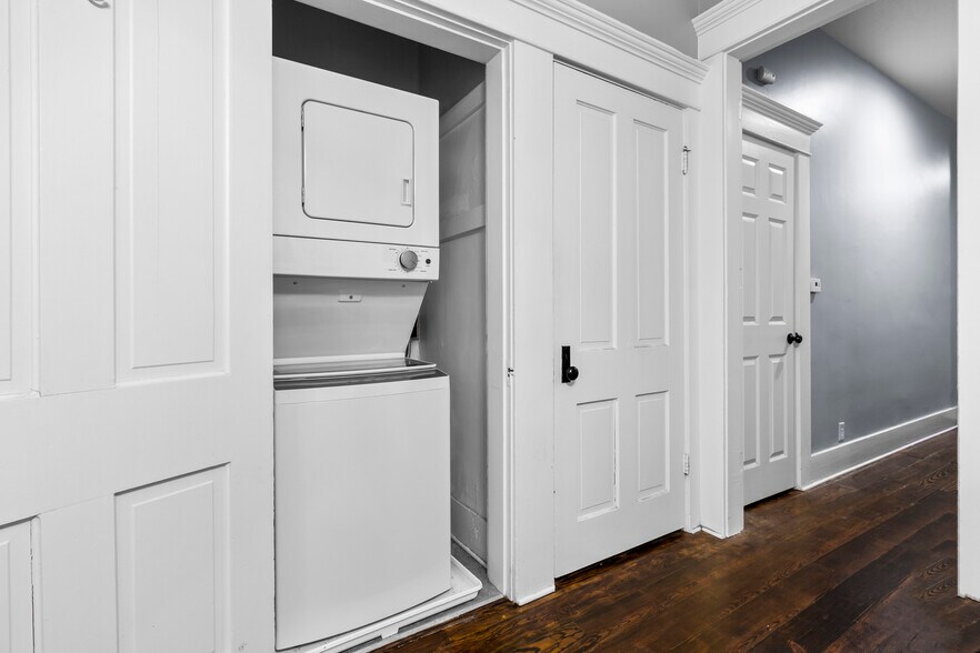 Building Photo - 1112 Clinton St