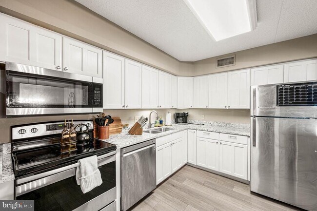 Building Photo - 11208 Valley Forge Cir